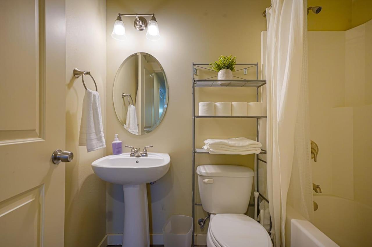 Stylish North Seattle Townhouse- Dual Master Suites Ngoại thất bức ảnh